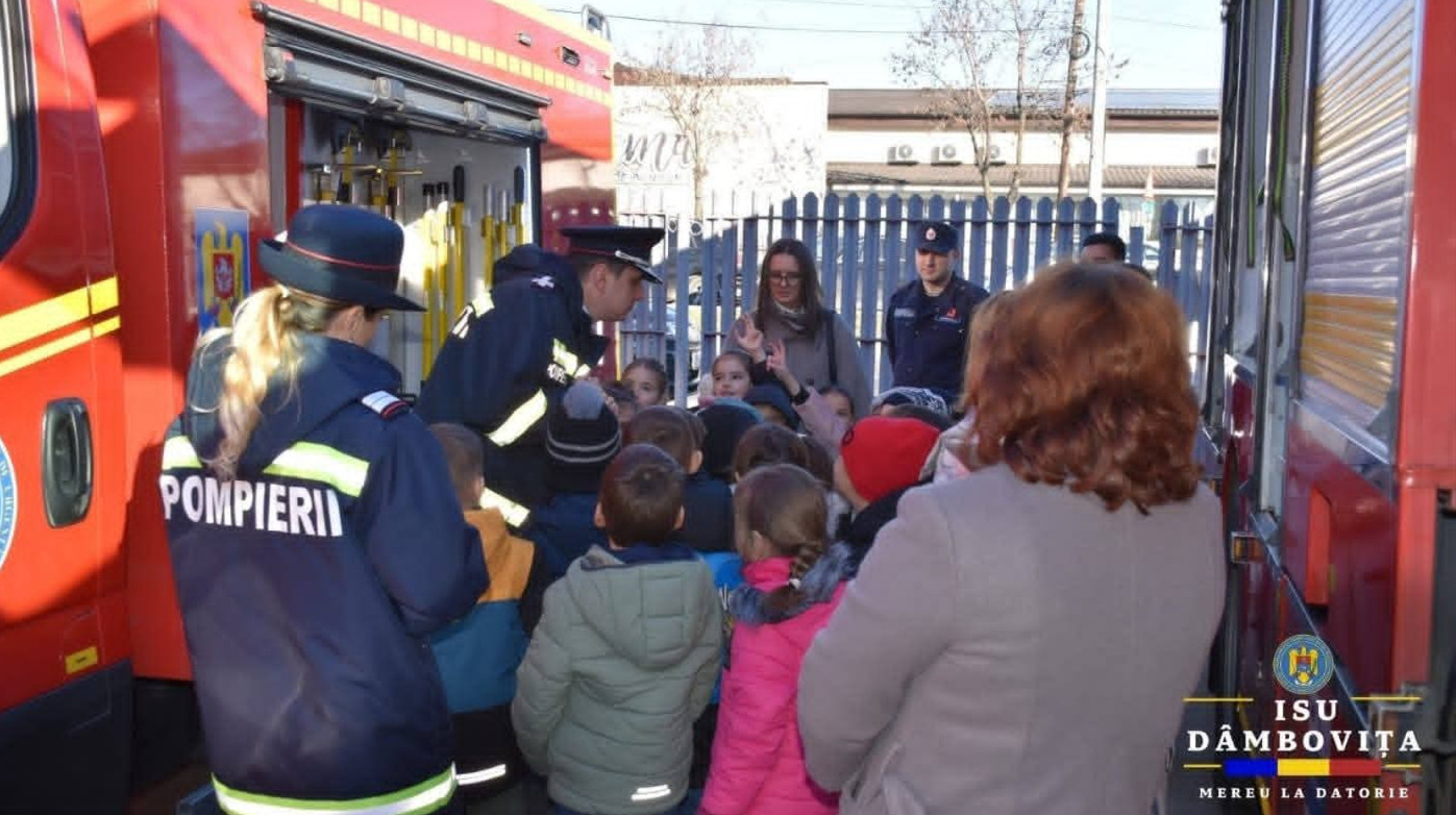 Zâmbete și lecții de siguranță la ISU Dâmbovița
