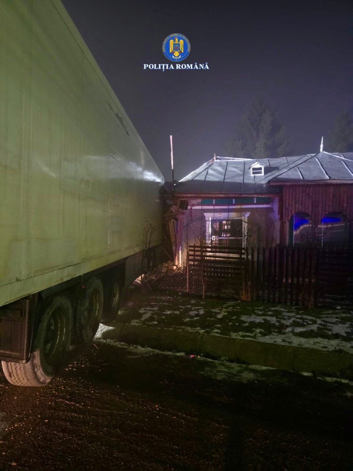 A ajuns cu tirul într-o casă  din comuna Vișina 