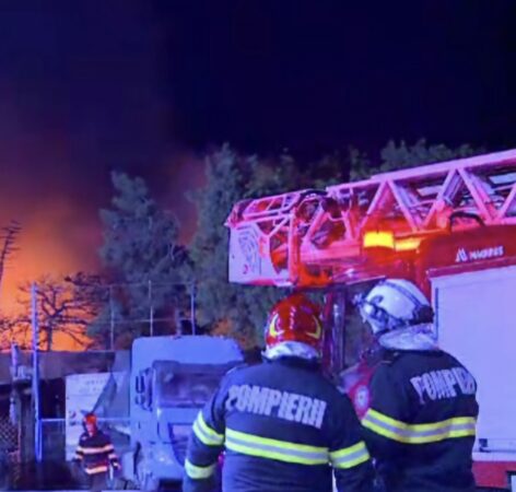 Alertă în Mănești, casă cuprinsă de flăcări