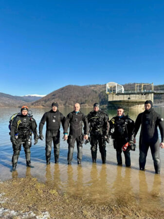 Antrenament de scufundare la Barajul Măneciu: Pompierii scafandri din Dâmbovița, Prahova și Argeș își perfecționează abilitățile