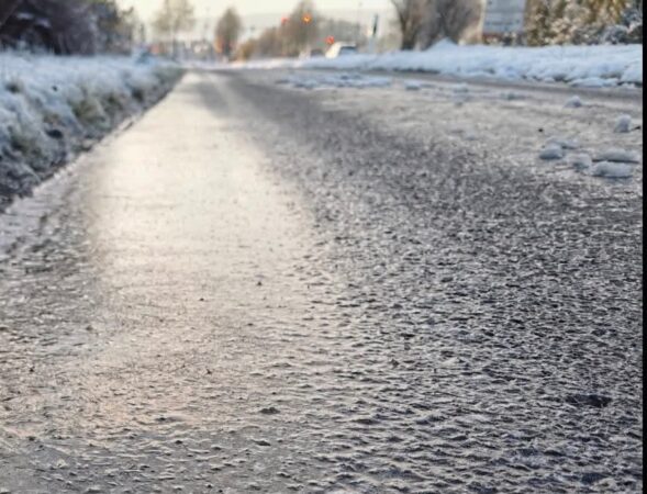  Atenție șoferi! Ploaie înghețată și polei pe drumurile din Dâmbovița 