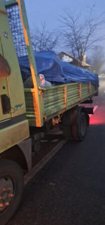 Autoutilitară confiscată pentru transport ilegal de deșeuri în Corbii Mari