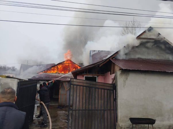 Clipe de groază în Gura Ocniței: Incendiu puternic la o locuință