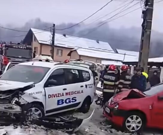 Clipe de groază în Vulcana-Băi: Trei persoane rănite într-un accident rutier
