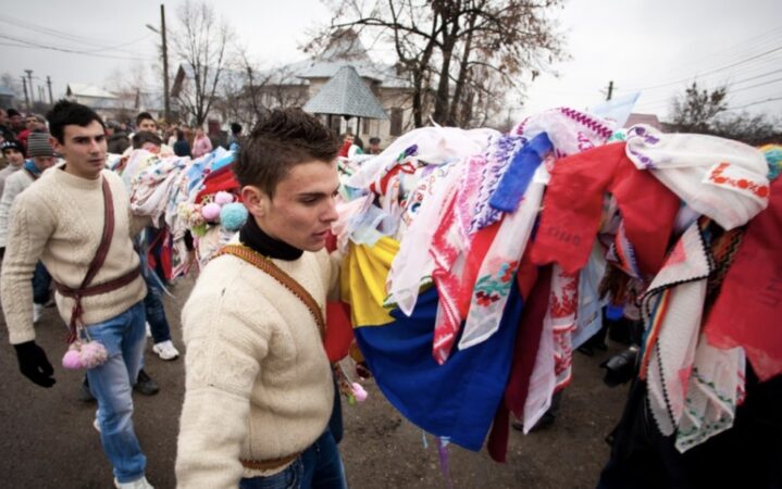 Geavrelele, tradiția străveche care adună sătenii din Morteni de Bobotează