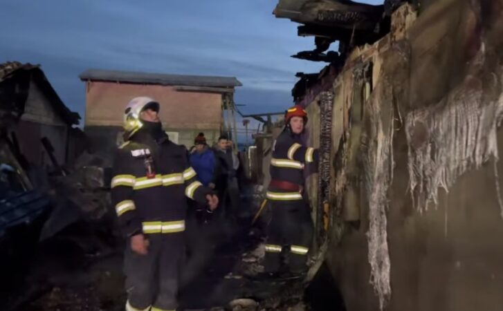Iadul la Comișani: Două case au fost cuprinse de flăcări