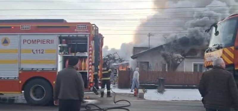 Iadul la Comișani: Două case au fost cuprinse de flăcări