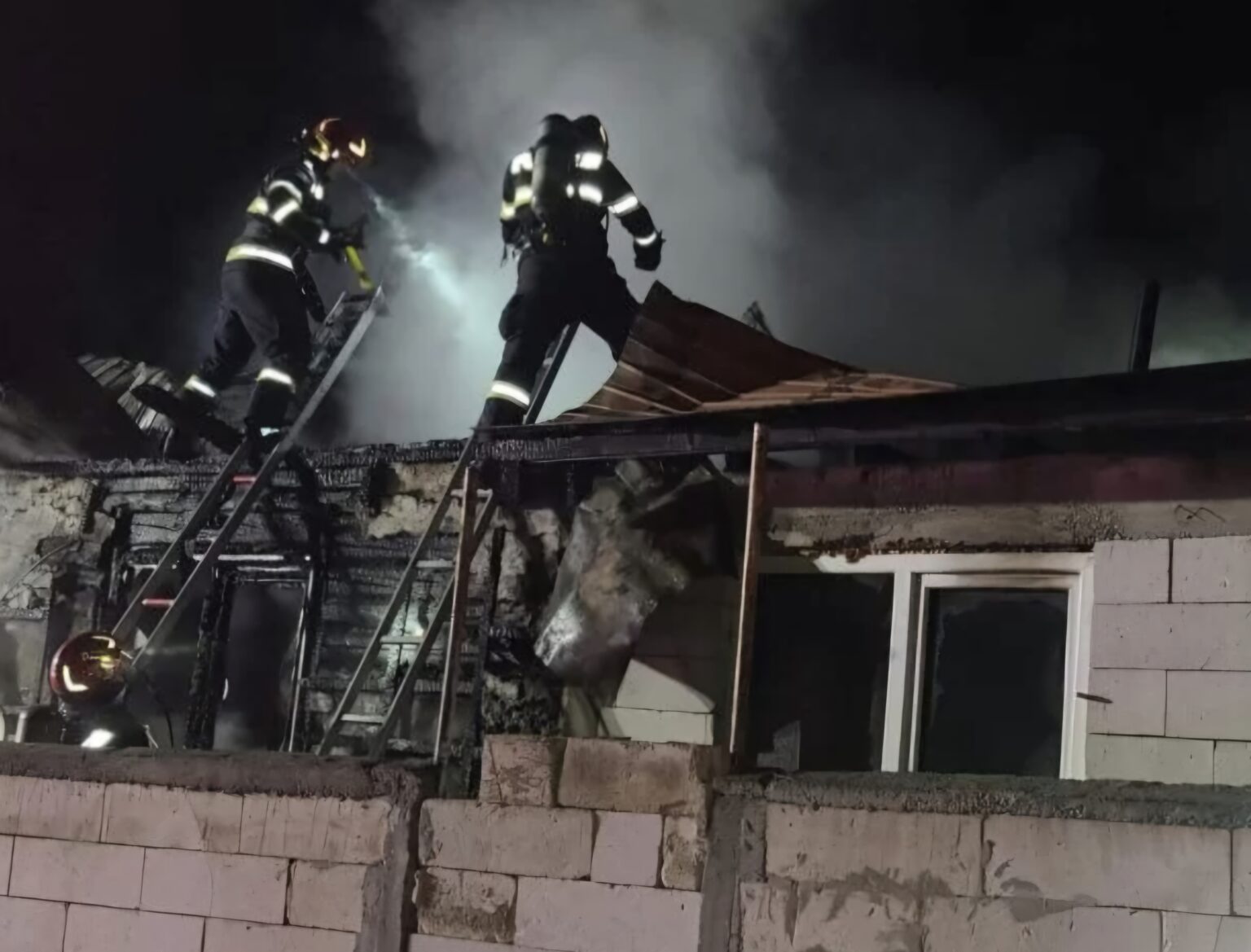 Incendiu la o casă în comuna Tătărani – intervenție rapidă a pompierilor pentru stingerea focului 