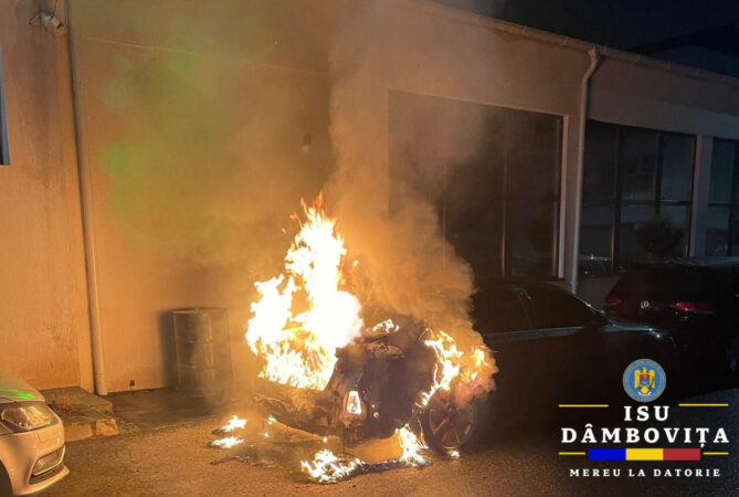 Incendiu la un autoturism în Târgoviște 