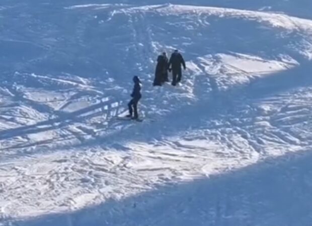 Pârtia de schi nu este podium de modă! Doi turiști au uitat complet că iarna nu e fashion week