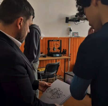 Prefectul Marian Tănase a vizitat  laboratorul de robotică al Colegiului Național „Constantin Carabella”