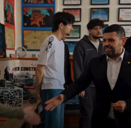 Prefectul Marian Tănase a vizitat  laboratorul de robotică al Colegiului Național „Constantin Carabella”