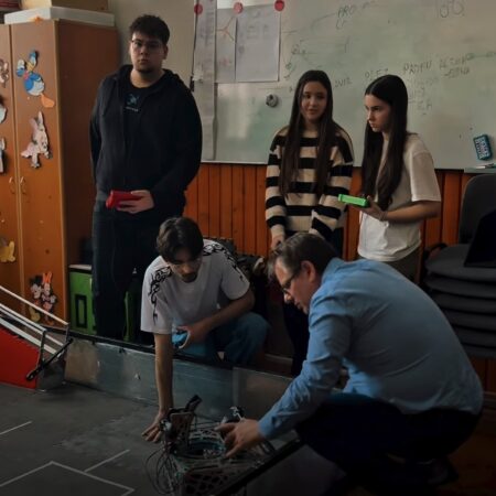 Prefectul Marian Tănase a vizitat  laboratorul de robotică al Colegiului Național „Constantin Carabella”