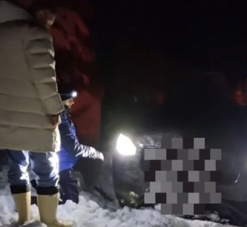 Salvare în masivul Bucegi: Jandarmii montani din Dâmbovița au dat o mână  de ajutor unor  turiști blocați în zăpadă