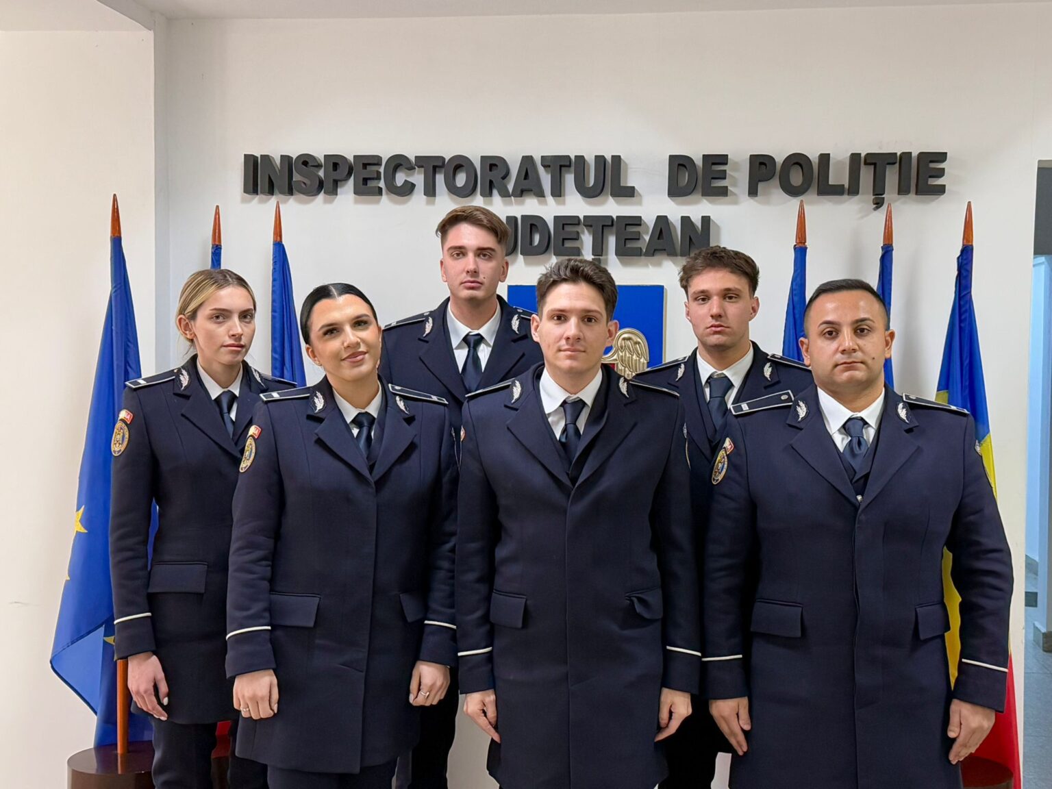 Șase absolvenți ai școlilor de agenți de poliție s-au alăturat Inspectoratului de Poliție Județean Dâmbovița Șase absolvenți ai școlilor de agenți de poliție s-au alăturat Inspectoratului de Poliție Județean Dâmbovița