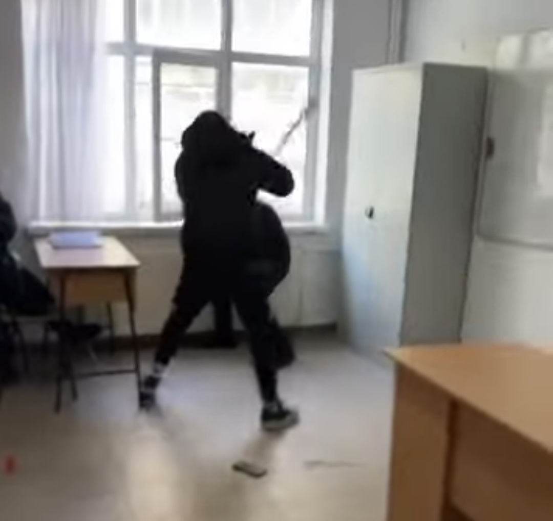 Scene de groază la un liceu din Găești: Un elev snopit în bătaie de un tânăr