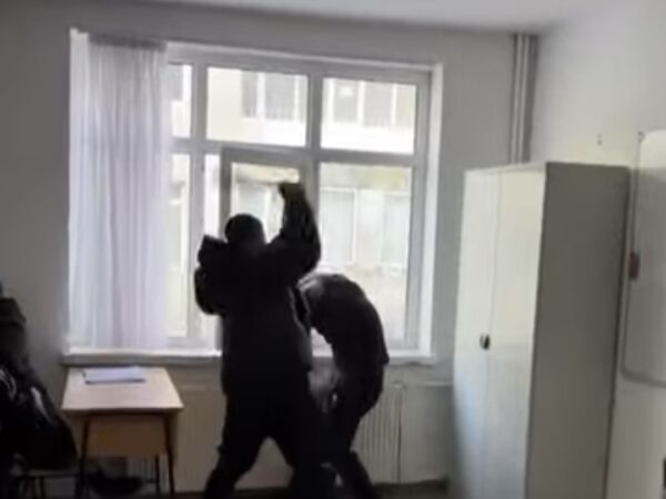 Scene de groază la un liceu din Găești: Un elev snopit în bătaie de un tânăr Scene de groază la un liceu din Găești: Un elev snopit în bătaie de un tânăr