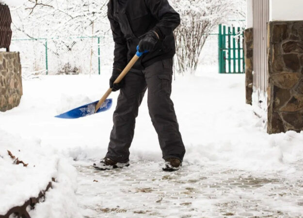 500 de lei amendă dacă nu cureți zăpada din fața casei sau de pe locul de parcare.