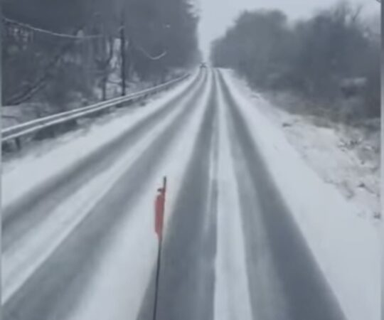 Atenție șoferi! Ninsorile și viscolul afectează sudul județului Dâmbovița, zona de câmpie 