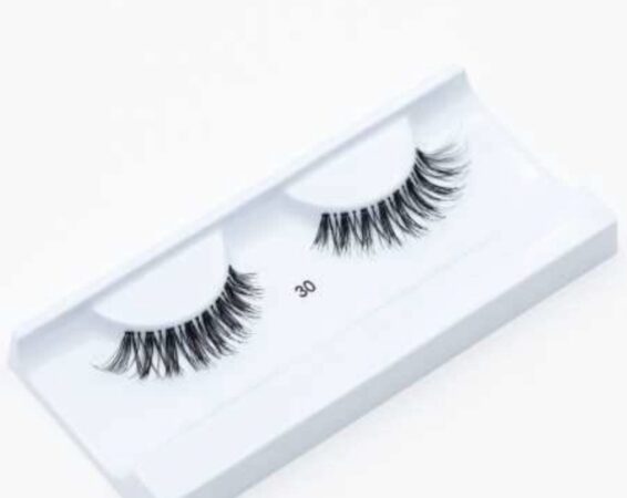 Avertismentul medicilor: Genele false și lipiciul pot provoca arsuri și leziuni oculare