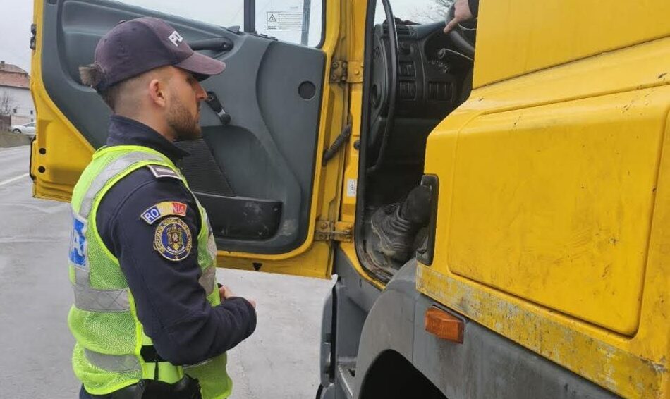 Bărbat prins conducând un ansamblu de vehicule fără permis corespunzător