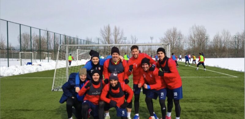 Chindia Târgoviște joacă în deplasare cu CSM Reșița – meci important în Liga 2 Chindia Târgoviște joacă în deplasare cu CSM Reșița – meci important în Liga 2 Chindia Târgoviște se deplasează la Reșița pentru un meci crucial în Liga 2, împotriva formației CSM Reșița, pe Stadionul Mircea Chivu. Partida va începe la ora 11:00, iar fanii sunt așteptați să urmărească cu atenție fiecare fază a întâlnirii. Chindia vine după o serie de meciuri mixte în campionat și are nevoie de un rezultat pozitiv pentru a-și consolida poziția în clasament și pentru a păstra moralul ridicat în perspectiva partidelor viitoare. CSM Reșița, gazda întâlnirii, este cunoscută pentru jocul agresiv și pentru faptul că profită de avantajul terenului propriu. Chindia Târgoviște: formația va miza pe experiența jucătorilor-cheie și pe organizarea defensivă pentru a preveni surprizele. Atacurile rapide și colaborarea între liniile de mijloc și atac vor fi esențiale. CSM Reșița: cunoscută pentru o tactică agresivă pe teren propriu, echipa gazdă va încerca să marcheze devreme și să mențină presiunea pe adversar. Specialiștii estimează un meci echilibrat, cu șanse de goluri moderate pe ambele părți, dar cu posibilitatea ca experiența și calmul Chindiei să facă diferența în momentele cheie ale jocului. Încurajarea fanilor Fanii Chindiei sunt îndemnați să susțină echipa chiar și de la distanță, prin mesaje .