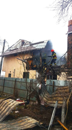 Dimineață de foc în Dâmbovița: Două case cuprinse de flăcări