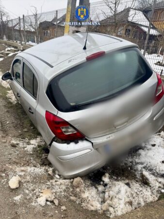 Impact violent la Râu Alb: Mașină proiectată într-un stâlp, două victime
