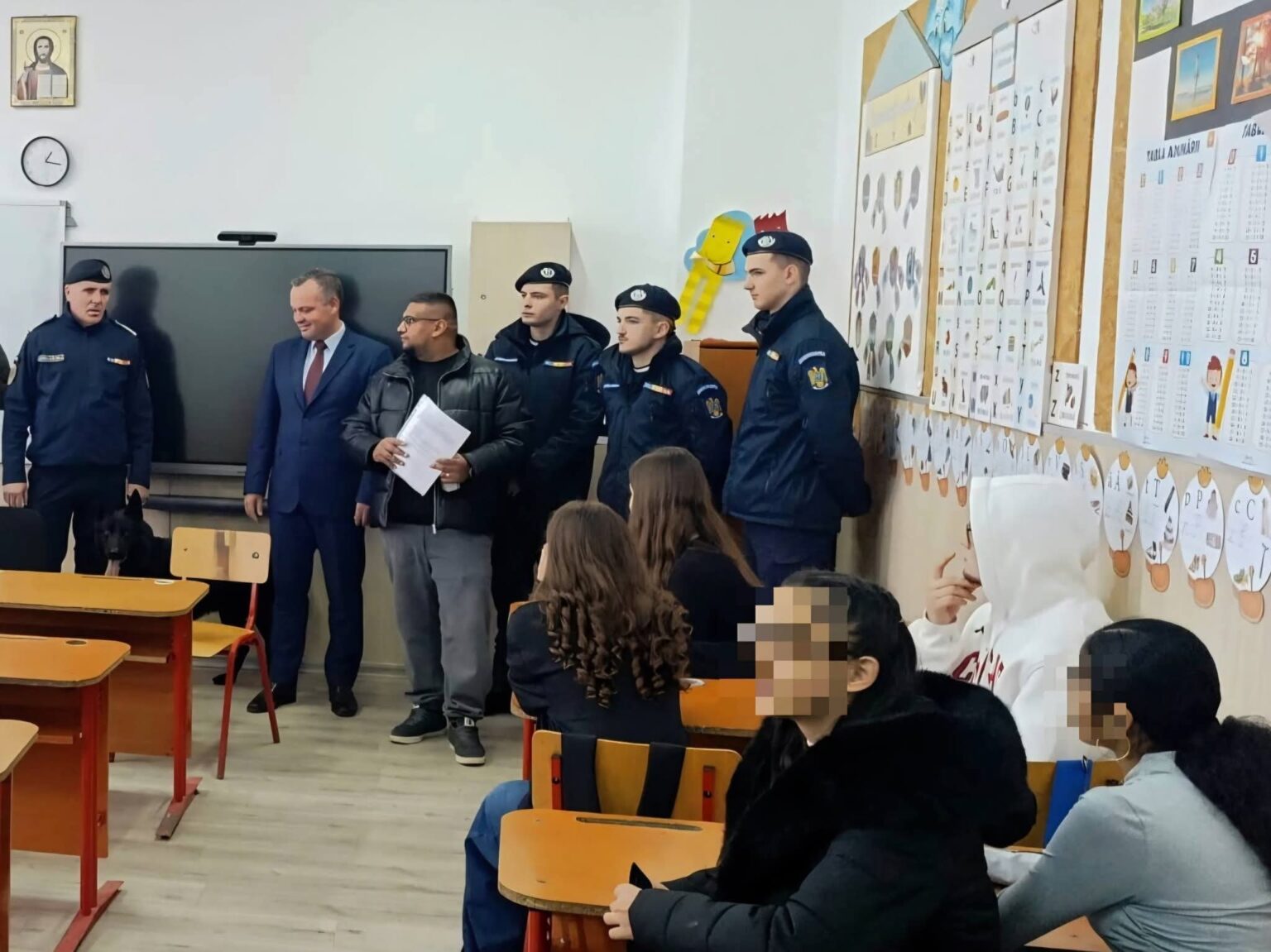 Jandarmii și polițiștii din Dâmbovița, în acțiune preventiv-educativă în școli 