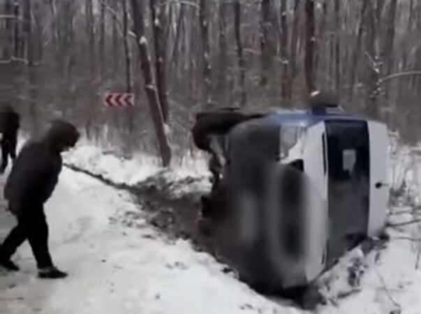 Microbuz răsturnat pe DJ 702 D, trei răniți!