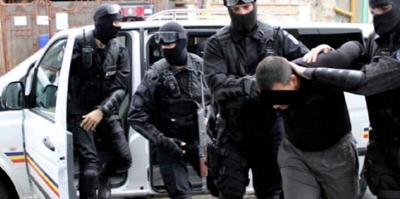 Minor reținut și plasat sub arest la domiciliu  după ce a amenințat și agresat un polițist