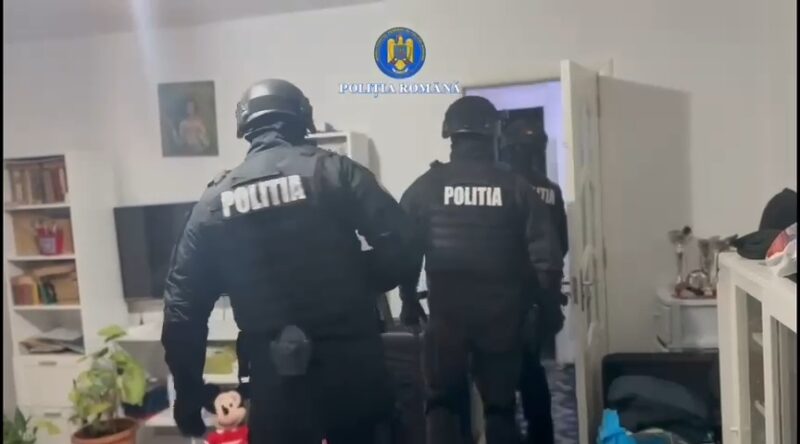 Percheziții la un grup infracțional implicat în violențe și uz ilegal de arme