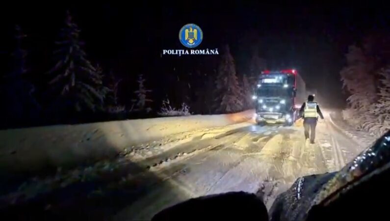 Polițiștii dâmbovițeni, în teren pentru siguranța traficului în contextul ninsorilor