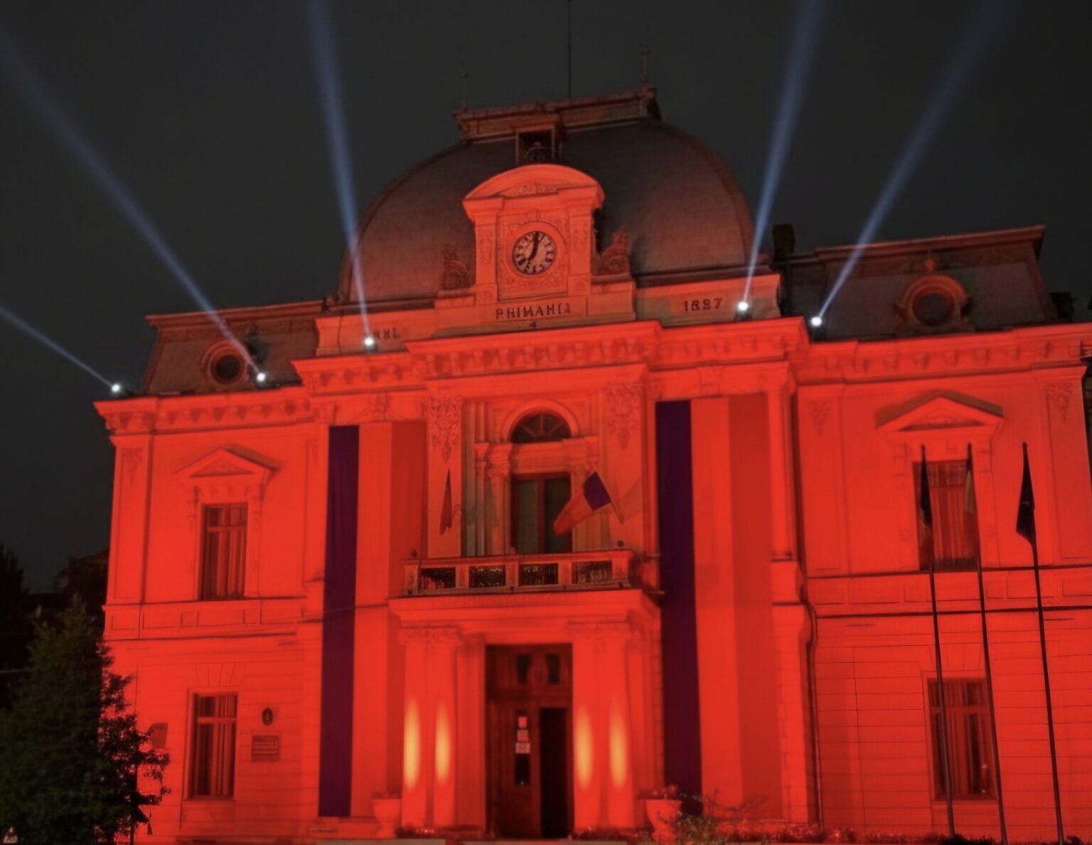 Primăria Târgoviște, iluminată în roșu de Ziua Europeană a Numărului Unic de Urgență 112 Primăria Târgoviște, iluminată în roșu de Ziua Europeană a Numărului Unic de Urgență 112