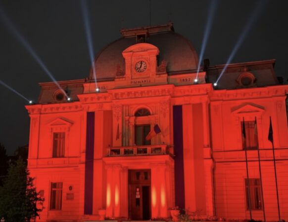  Primăria Târgoviște, iluminată în roșu de Ziua Europeană a Numărului Unic de Urgență 112