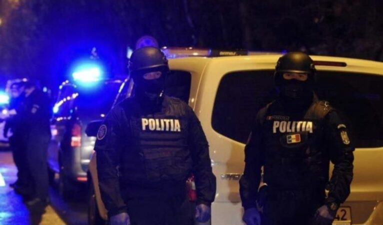 Razie în Dâmbovița: 338 de sancțiuni în valoare de 88.500 lei, 12 permise reținute și 27 de certificate de înmatriculare retrase Razie în Dâmbovița: 338 de sancțiuni în valoare de 88.500 lei, 12 permise reținute și 27 de certificate de înmatriculare retrase