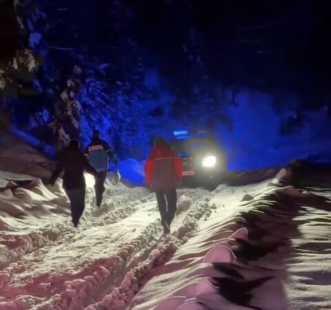 Salvare în Bucegi: Trei turiști blocați în zăpadă au fost salvați de jandarmii montani Salvare în Bucegi: Trei turiști blocați în zăpadă au fost salvați de jandarmii montani