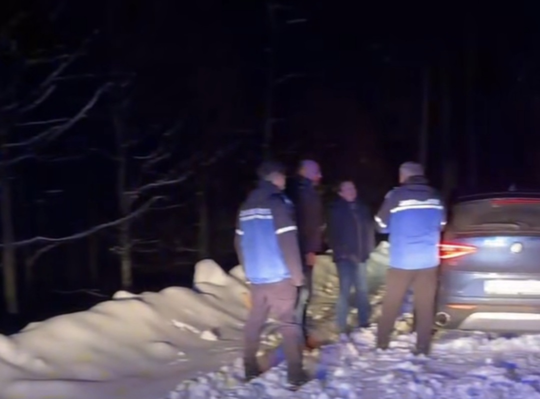 Salvare în Bucegi: Trei turiști blocați în zăpadă au fost salvați de jandarmii montani