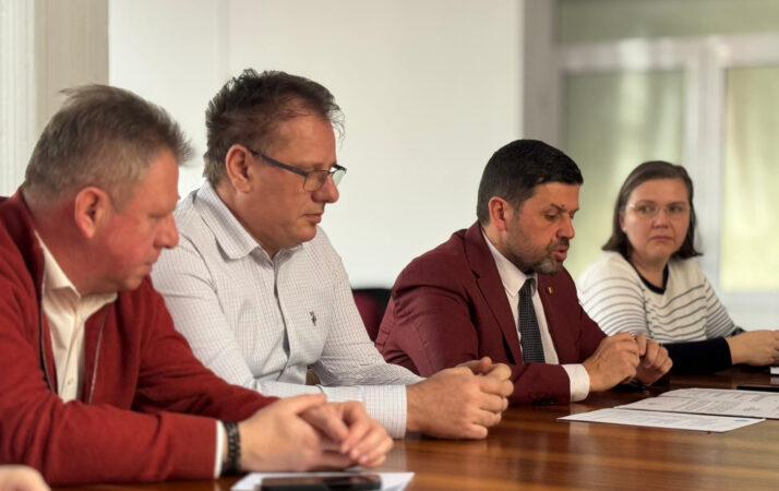 Ședință de Dialog Social la Prefectura Dâmbovița: Soluții  urgente pentru asistenții sociali și profesori