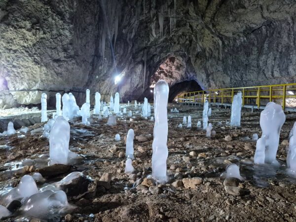 Străjerii de Cristal ai Peșterii Ialomiței – miracolul iernii din inima Bucegilor