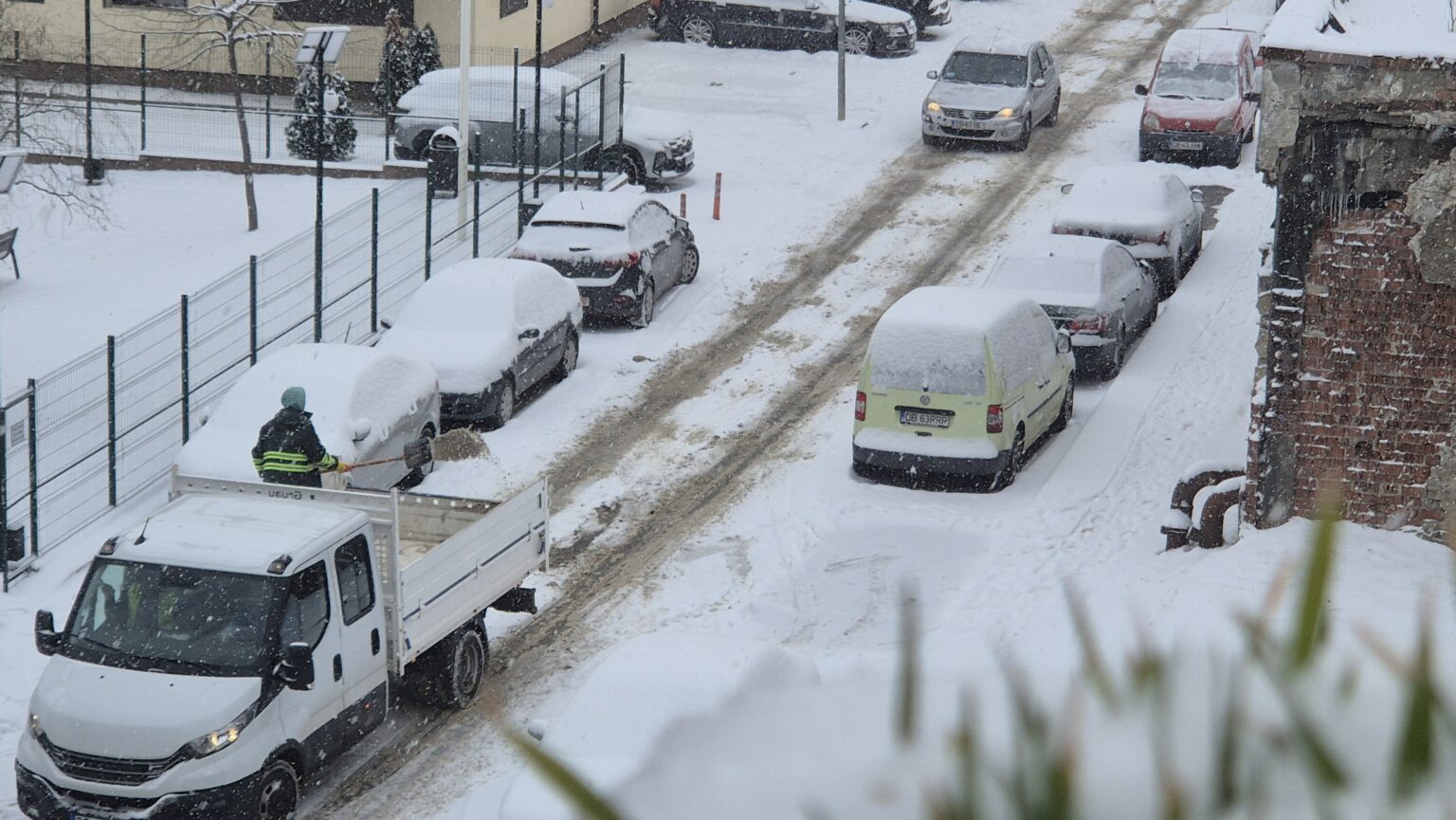 Târgoviște: Deszăpezire în plină desfășurare după ninsorile din timpul nopții