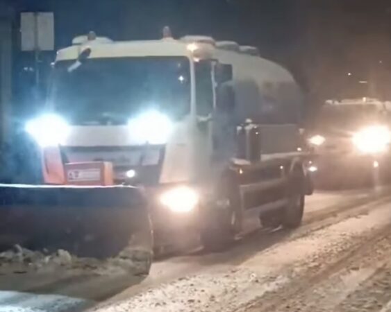 Târgoviște: Deszăpezire în plină desfășurare după ninsorile din timpul nopții