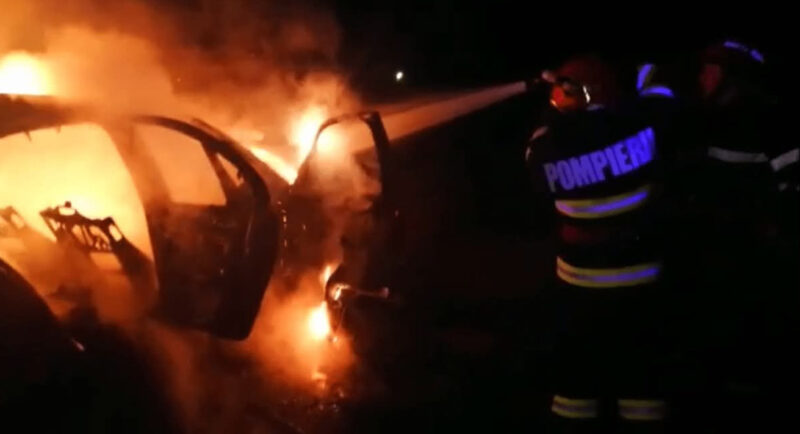 Torță pe roți! Un autoturism a luat foc pe DN 71, în Conțești Torță pe roți! Un autoturism a luat foc pe DN 71, în Conțești