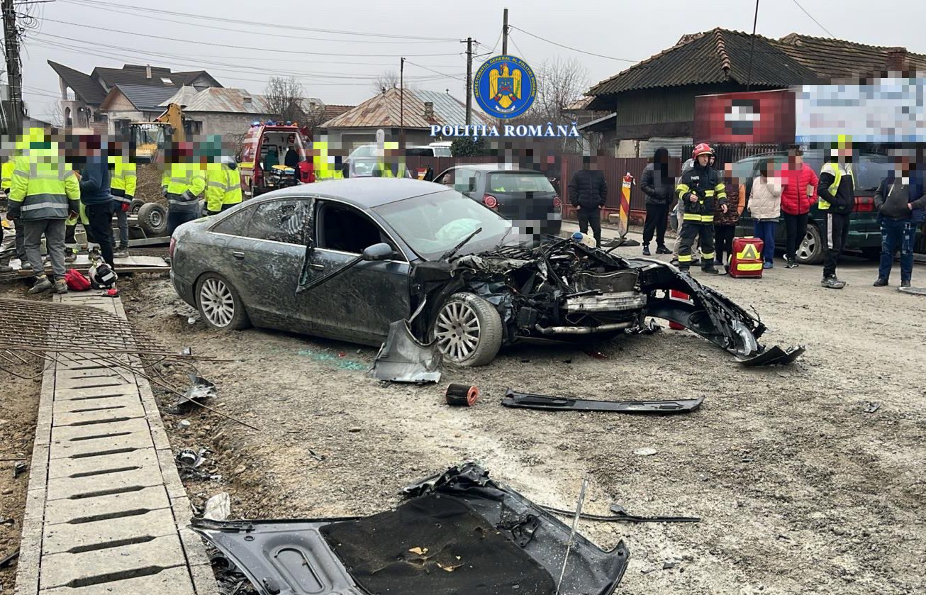 Urmărire ca în filme: Nu a oprit la semnalul polițiștilor și s-a izbit de un buldoexcavator