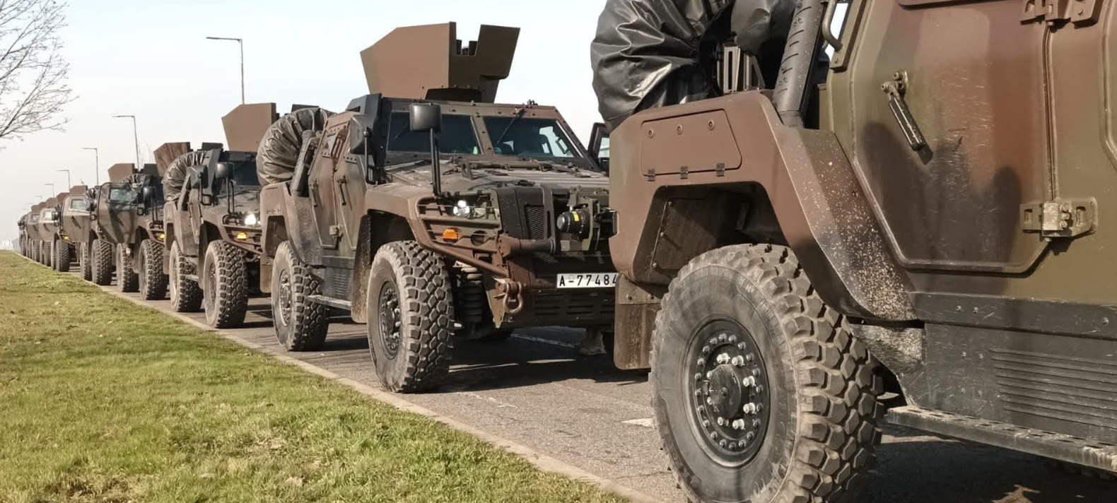 Forțele Terestre primesc primele blindate ușoare Cobra II 4x4: Coloane militare pe drumurile naționale