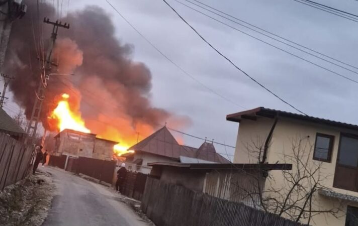 Incendiu devastator în Gura Ocniței: Două case mistuite de flăcări 