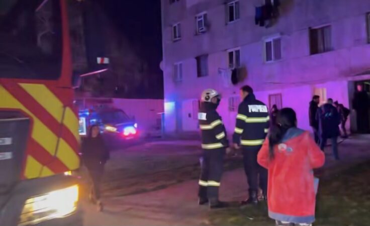 Incendiu puternic în Târgoviște: Zeci de locatari evacuați, mai multe persoane la spital