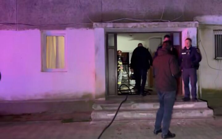 Incendiu puternic în Târgoviște: Zeci de locatari evacuați, mai multe persoane la spital