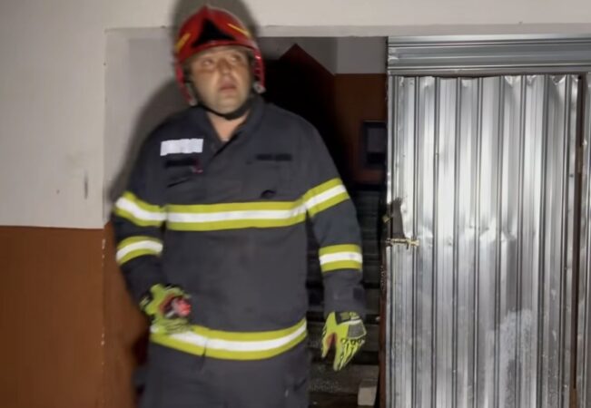 Incendiu puternic în Târgoviște: Zeci de locatari evacuați, mai multe persoane la spital