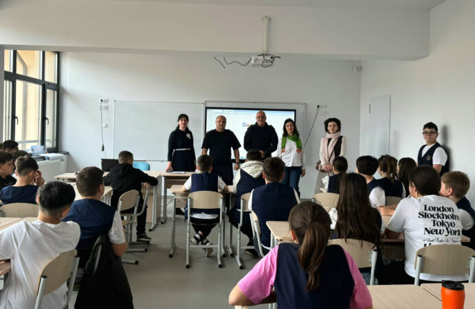 Lecție preventivă a jandarmilor la Școala „Tudor Vladimirescu” din Târgoviște Lecție preventivă a jandarmilor la Școala „Tudor Vladimirescu” din Târgoviște